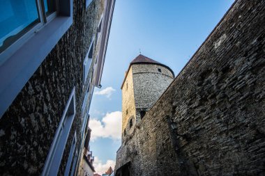 Kış. Tallinn Old Town, Estonya, açık güneşli bir günde. St. Olaf Kilisesi yakın çekim