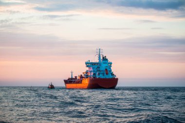 Gün batımında Baltık denizinde kargo gemisi, yakın çekim, Letonya