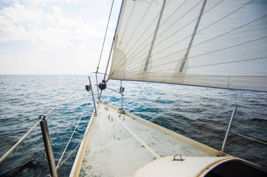 Baltık denizinin üzerinde saf sabah ışığı. Yelkenlinin güvertesinden fiyonk, Estonya'ya bir manzara