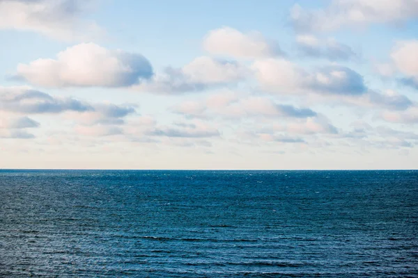 Mar Báltico Azul Frío Bajo Las Coloridas Nubes Noche Puesta —  Fotos de Stock