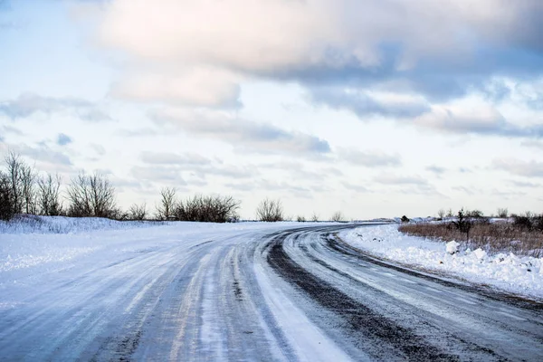 Uma Vista Estrada Rural Através Dos Campos Cobertos Neve Pôr — Fotografia de Stock