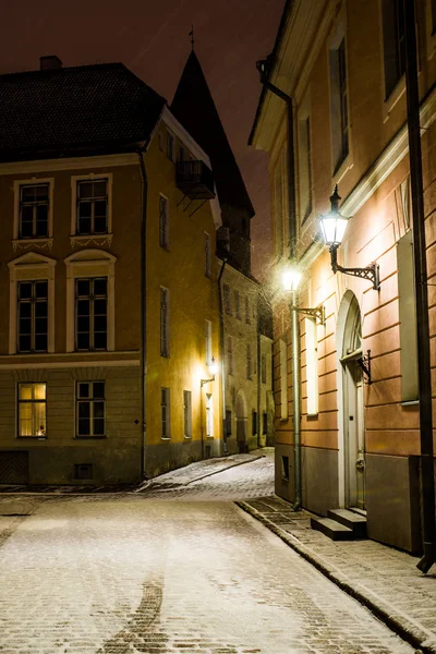 Rua Vazia Coberta Neve Noite Cidade Velha Tallinn Estonia — Fotografia de Stock