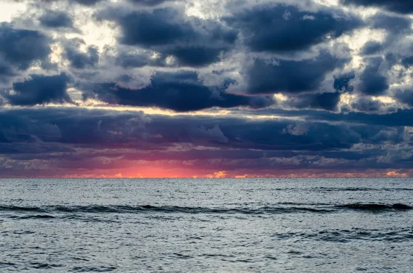 Pôr Sol Verão Colorido Com Nuvens Mar Báltico Letónia — Fotografia de Stock