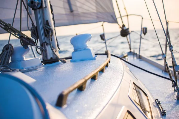 Segeln Bei Sonnenuntergang Blick Vom Deck Der Jacht Auf Bug — Stockfoto