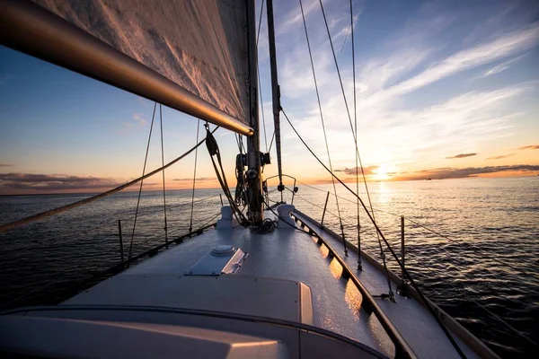 Zeilen Bij Zonsondergang Uitzicht Vanaf Het Dek Van Het Jacht — Stockfoto