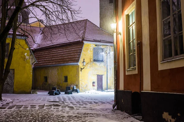 Calle Vacía Cubierta Nieve Por Noche Casco Antiguo Tallin Estonia —  Fotos de Stock