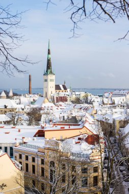 Güneşli kış günü, mavi gökyüzü ve bulutlar. Tallinn, Estonya Eski Kenti'nin panoramik manzarası