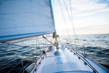 Gün batımında denize açılacağız. Yat güvertesinden pruva ve yelkenlere bir manzara. Baltık Denizi, Letonya