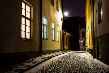 Geceleri karla kaplı boş bir sokak. Tallinn Eski Kenti, Estonya