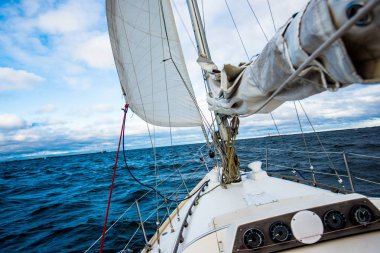 Kış yelkenlisi. Yat güvertesinden yay için bir görünüm. Baltık Denizi, Letonya