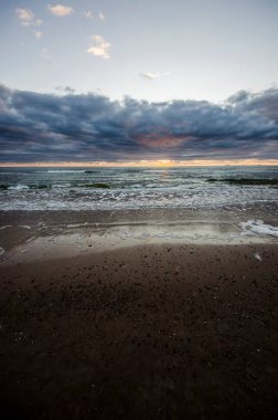Bulutlarla renkli yaz gün batımı. Baltık Denizi, Letonya