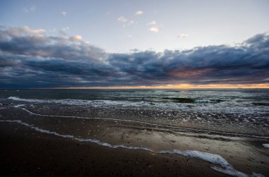 Bulutlarla renkli yaz gün batımı. Baltık Denizi, Letonya