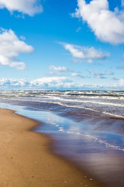Baltık denizi, dalgalar ve bulutlar deniz kıyısı bir görünüm. Berrak güneşli bir gün. Letonya