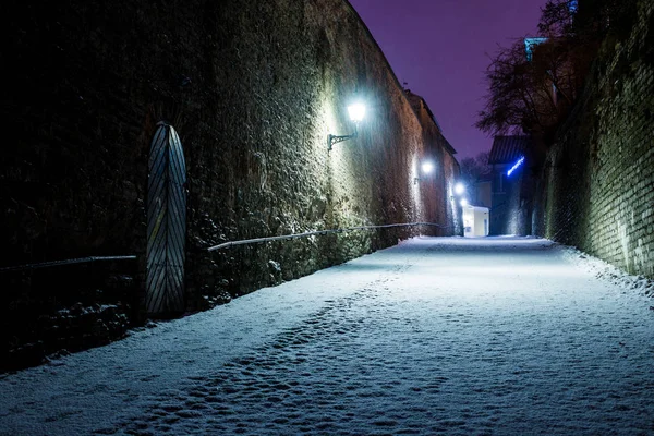 Strada Deserta Coperta Neve Notte Città Vecchia Tallinn Estonia — Foto Stock