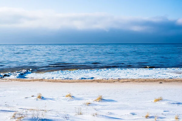 겨울날 라트비아의 차가운 발트해 — 스톡 사진