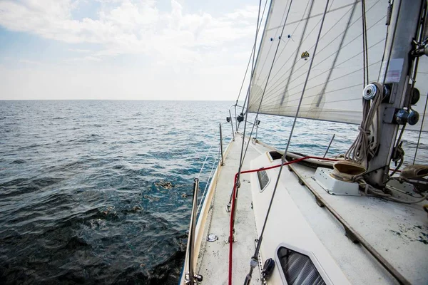 Rent Morgonljus Över Östersjön Utsikt Från Segelbåts Däcket Till Fören — Stockfoto