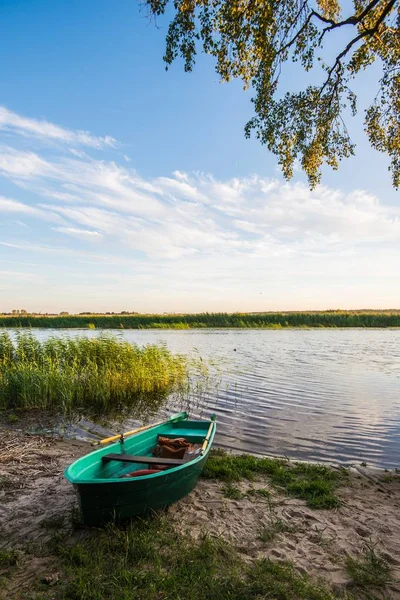 Een Groene Houten Boot Buurt Van Het Meer Summer Sunset — Stockfoto