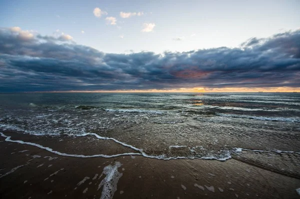 Farbenfroher Sommersonnenuntergang Mit Wolken Ostsee Lettland — Stockfoto