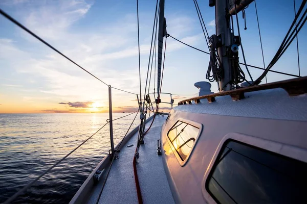 Gün Batımında Denize Açılıyor Yat Güvertesinden Yay Yelkenlere Baltık Denizine — Stok fotoğraf