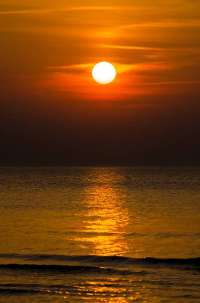 Farbenfroher Sommersonnenuntergang Mit Wolken Ostsee Lettland — Stockfoto