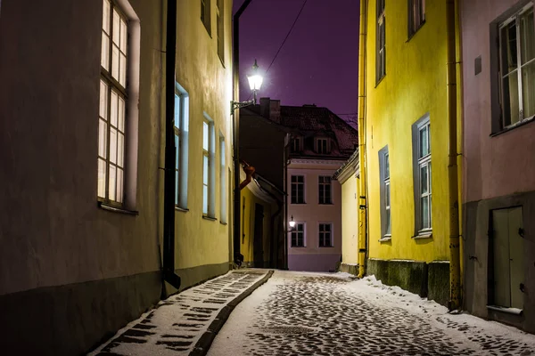 Śnieg Pokryte Pustą Ulicę Nocy Stare Miasto Tallinie Estonia — Zdjęcie stockowe