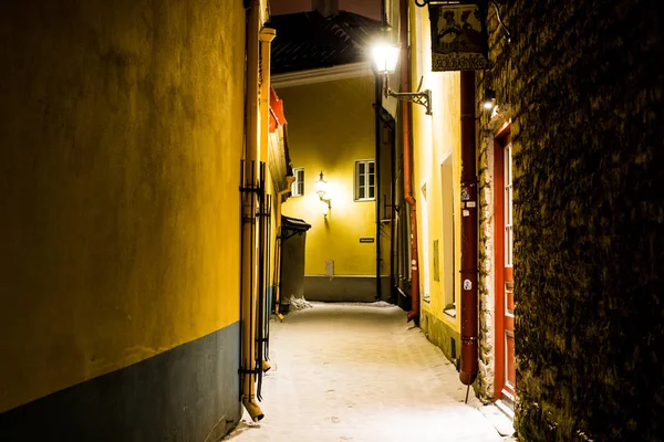 Snötäckt Tom Gata Natten Tallinns Gamla Stadsdel Estland — Stockfoto