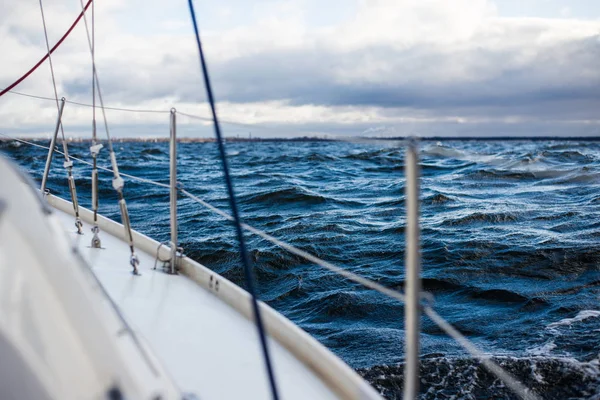 Wintersegeln Blick Vom Deck Der Jacht Auf Den Bug Ostsee — Stockfoto