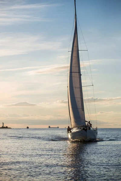 Navega Yate Blanco Atardecer Mar Báltico Letonia — Foto de Stock