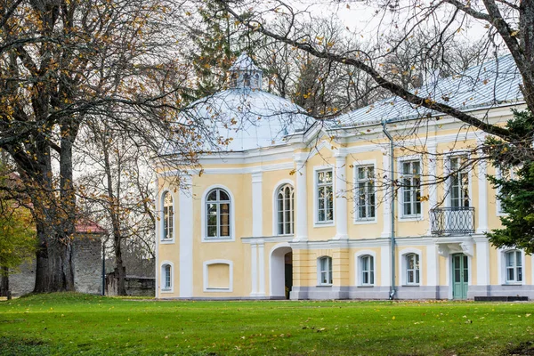 Parkta manor yakın çekim, açık sonbahar akşamı, Estonya