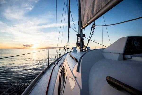 Navegando Atardecer Una Vista Desde Cubierta Del Yate Proa Las — Foto de Stock