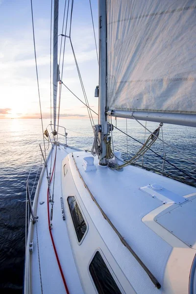 Żeglarstwo Zachodzie Słońca Widok Pokładu Jachtu Łuk Żagle Morze Bałtyckie — Zdjęcie stockowe