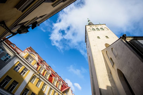 Zimní Staré Město Tallinn Estonsko Jasného Slunečného Dne Blízký Kostel — Stock fotografie