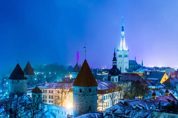 多云的冬夜 蓝天和大量的灯光 爱沙尼亚塔林老城的全景 — 图库照片