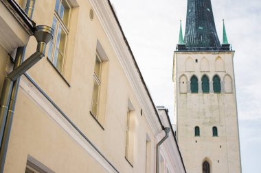 Kış. Tallinn Old Town, Estonya, açık güneşli bir günde. St. Olaf Kilisesi yakın çekim