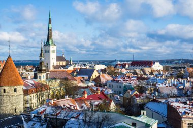 Güneşli kış günü, mavi gökyüzü ve renkli bulutlar. Tallinn, Estonya Eski Kenti'nin panoramik manzarası
