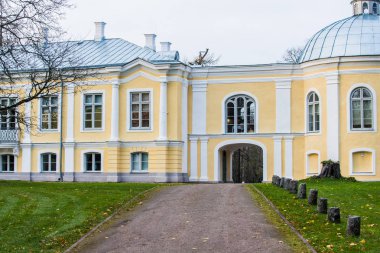 Parkta manor yakın çekim, açık sonbahar akşamı, Estonya