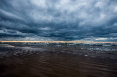 Fırtınalı hava. Bulutlu bir sonbahar gününde Baltık denizi ve deniz kıyısı manzarası, Letonya