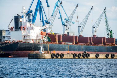 Riga, Letonya limanında vinçli kargo gemisi