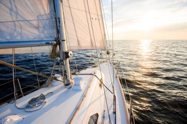 Gün batımında denize açılacağız. Yat güvertesinden pruva ve yelkenlere bir manzara. Yakın plan. Baltık Denizi, Letonya