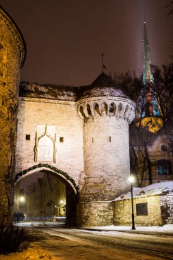 Geceleri karla kaplı boş bir sokak. Tallinn Eski Kenti, Estonya