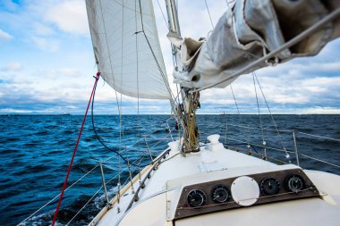 Kış yelkenlisi. Yat güvertesinden yay için bir görünüm. Baltık Denizi, Letonya