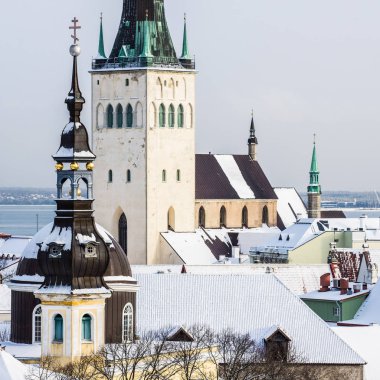 Güneşli kış günü, mavi gökyüzü ve bulutlar. Tallinn, Estonya Eski Kenti'nin panoramik manzarası