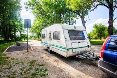 Ülke asfalt yolda bir karavan ile bir karavan, Letonya