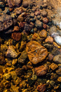 Açık bir kış gününde soğuk Baltık denizinin görünümü, Letonya