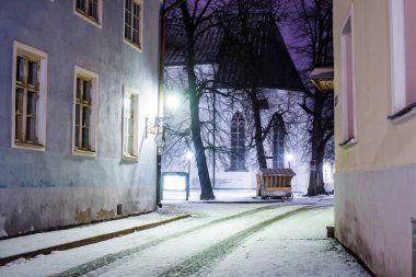 Geceleri karla kaplı boş bir sokak. Tallinn Eski Kenti, Estonya