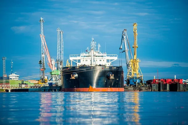 Primo Piano Della Nave Carico Nel Porto Riga Sotto Cielo — Foto Stock