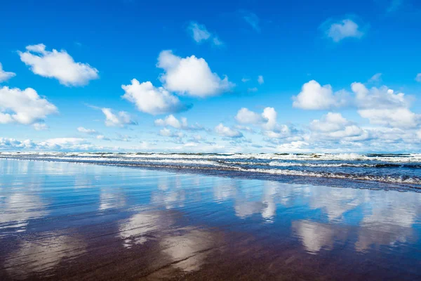 Una Vista Del Mar Báltico Contra Cielo Azul Claro Olas —  Fotos de Stock