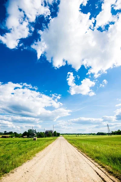 Veduta Una Strada Sterrata Attraverso Verdi Campi Campagna Con Pagliai — Foto Stock