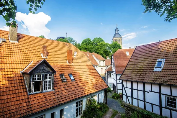 Дома на улице в Tecklenburg Германия на солнечный летний да — стоковое фото