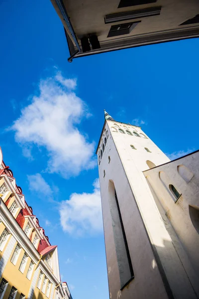 Zimní Staré Město Tallinn Estonsko Jasného Slunečného Dne Blízký Kostel — Stock fotografie